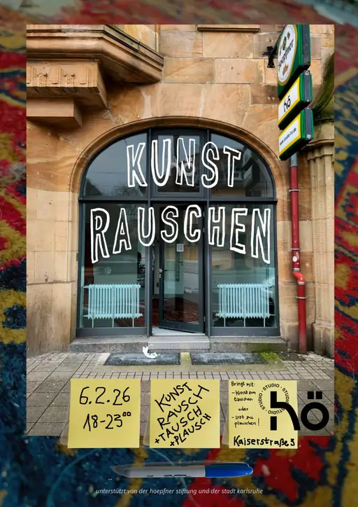 Ein Bild der Fassade des Studio Hö mit drei post-its mit Ort, Zeit und Veranstaltung