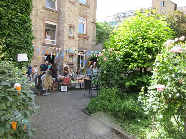 Ein Hinterhofflohmarkt in der Oststadt